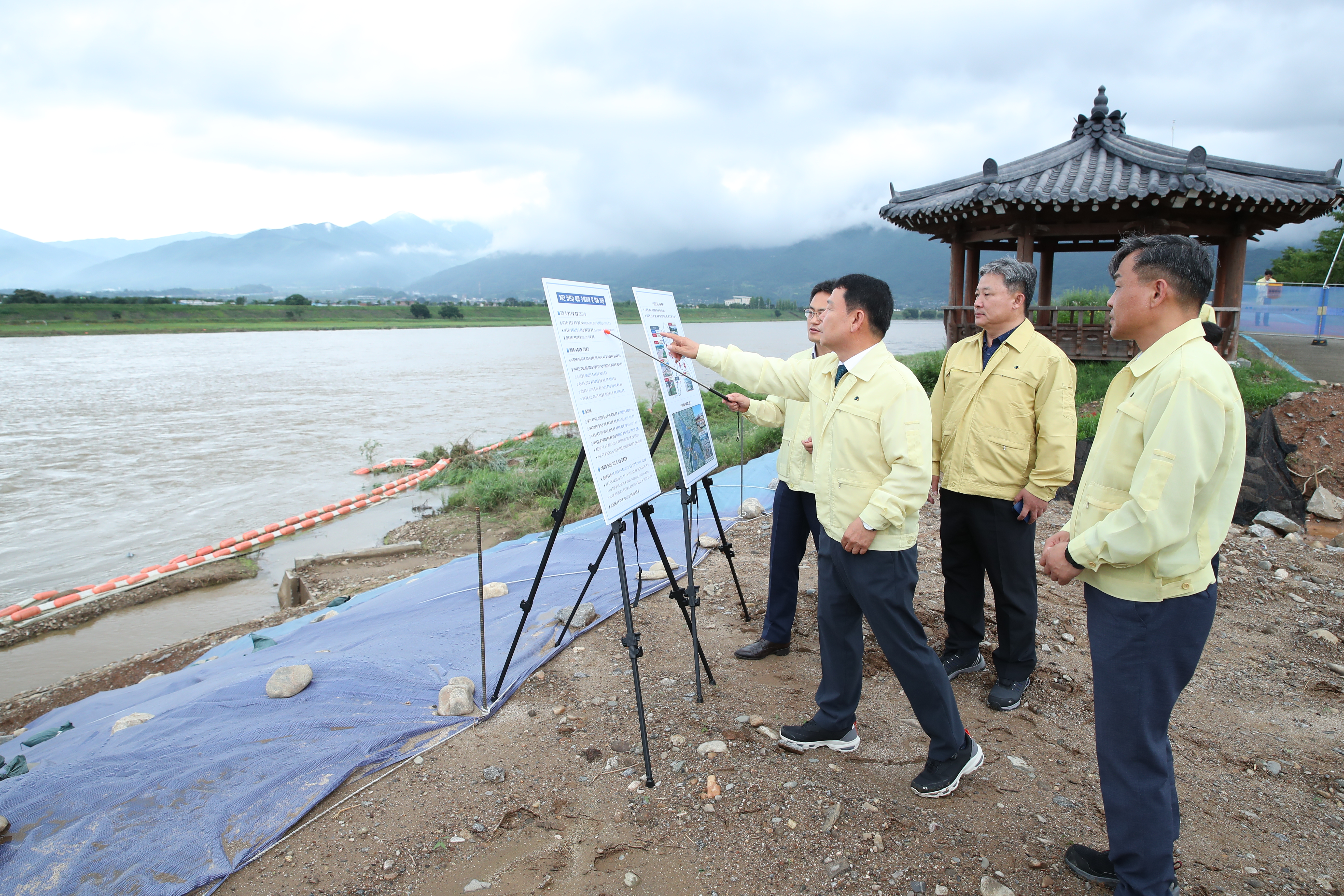CEO Visits Flood Sites(Muncheok Bridge)